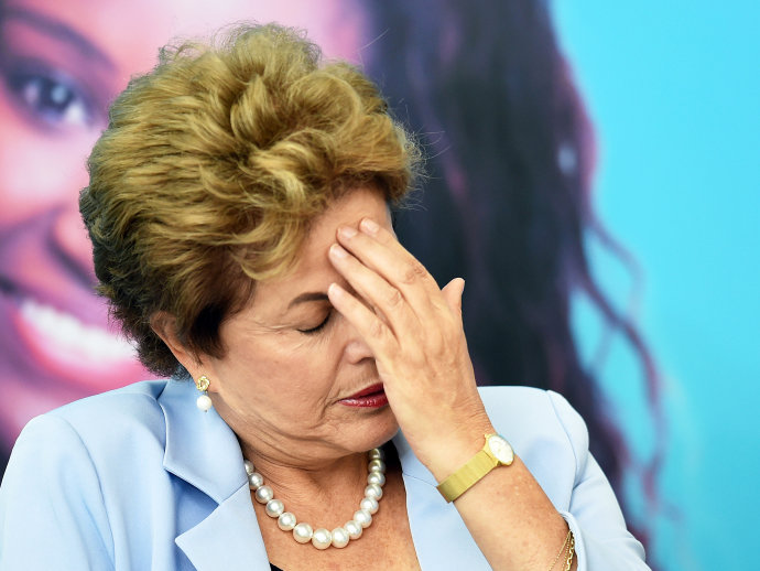 PT já não descarta possibilidade de renúncia de Dilma