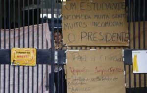 Para 84,2%, estudantes devem desocupar escolas, aponta Paraná Pesquisas