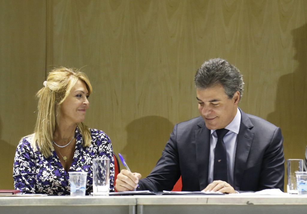 O Governo do Paraná vai destinar R$ 5,2 milhões ao ano para fortalecer e ampliar os serviços de atendimento à população de rua em 27 municípios do Paraná. O anúncio foi feito pelo governador Beto Richa e pela secretária da Família e Desenvolvimento Social, Fernanda Richa, nesta quinta-feira (23), no Palácio das Araucárias, em Curitiba. Participaram da solenidade os secretários de Estado da Justiça, Trabalho e Direitos Humanos, Artagão Júnior; do Planejamento e Coordenação Geral, Cyllêneo Pessoa; o procurador de justiça e coordenador do Centro de Apoio Operacional das Promotorias de Justiça de Proteção aos Direitos Humanos (Caop) do Ministério Público do Paraná, Olympio de Sá Sotto Maior Neto; a presidente da Fundação de Ação Social (FAS), Larissa Tissot; o deputado estadual Plauto Miró; o presidente da Câmara Municipal de Curitiba, Serginho do Posto; prefeitos e gestores municipais. Curitiba, 23-03-17. Foto: Arnaldo Alves / ANPr.