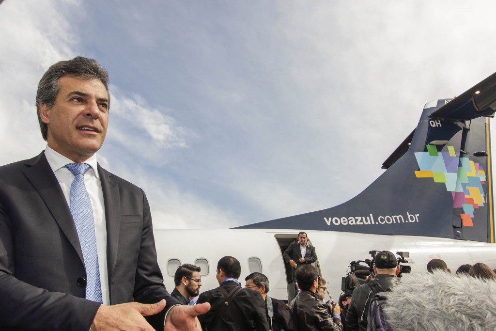 Governador Beto Richa participa da reinauguração do aeroporto Santana de Ponta Grossa, que passa a operar com voôs comerciais da empresa Azul Linhas Aéreas. Presentes, o prefeito de Ponta Grossa, Marcelo Rangel, o deputado federal Sandro Alex, os deputados estaduais, Plauto Miró, Marcio Paulink, Bernardo Carli, Guto Silva, presidente da Sanepar Mounir Chaowiche, presidente da Cohapar Abelardo Lupion, secretário da Infraestrutura e Logística, José Richa Filho, secretário da Ciência e Tecnologia, João Carlos Gomes e demais autoridades. Ponta Grossa, 30/06/2016. Foto: Pedro Ribas/ANPr