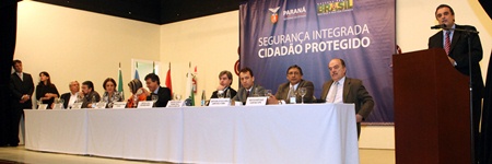 Governador Beto Richa, o ministro da Justiça, José Eduardo Cardozo, a secretaria nacional de Segurança Pública, Regina Miki e o secretário da Segurança Pública do Paraná, Reinaldo de Almeida César, lançam o primeiro Gabinete de Gestão Integrada (GGI) de Segurança na fronteira, em Foz do Iguaçu.Foz do Iguaçu, 28-04-2011.Foto: Arnaldo Alves/AENotícias