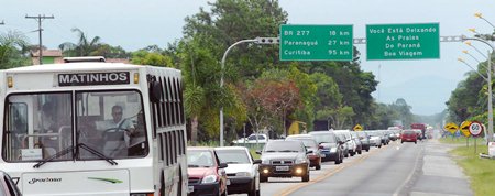 Praia de Leste, 30-12-09 - Movimento Estradas - Movimento de veículos na PR 407, entre BR 277 e Praia de Leste. Foto: Arnaldo Alves / AENotícias.