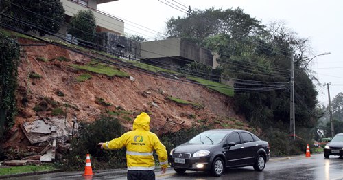 Agente da Diretran, orienta o trânsito na Rua Matheus Leme esquina com Nelson de Souza Pinto, devido a um deslizamento. Curitiba, 01/08/2011 Foto: Cesar Brustolin/SMCS