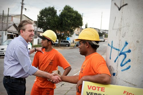 Luciano Ducci vistoria as obras de pavimentação na rua Batista da Costa.Curitiba, 23/07/2012Foto: Brunno Covello