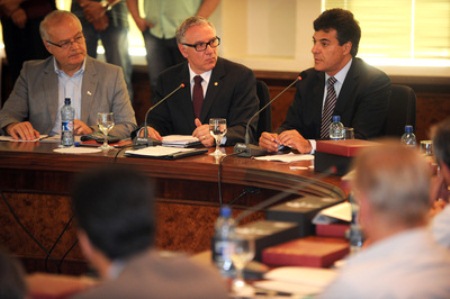 Gov. Beto RFicha assina termo de compromisso com a FIEP