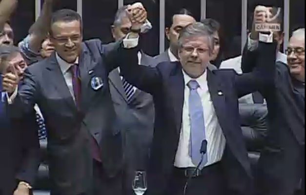 henrique-eduardo-alves-e-saudado-por-marco-maia-apos-ser-eleito-presiden_1