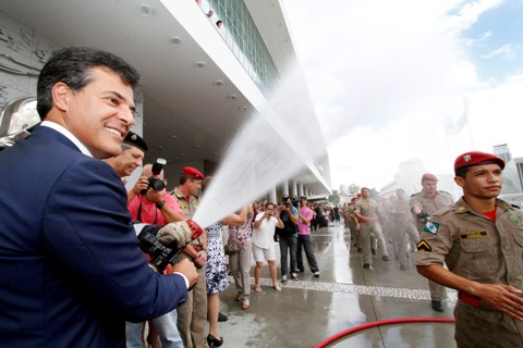 Governador Beto Richa junto com a secretária da familia e desenvovimento social, Fernanda Richa, e o secretário de segurança pública, Cid Vasques entrega as novas viaturas da policia militar e civil e participa da formatura do corpo de bombeiros. Foto:Rogério Machado/SEDS