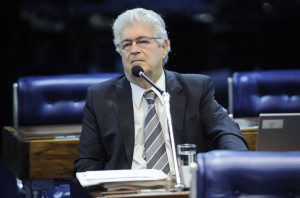 Em aparte, o senador Roberto Requião (PMDB-PR) classifica como “uma violência" o projeto que restringe a criação de novos partidos