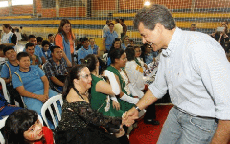 Alunos das Apaes homenageiam Richa Alunos das Apaes homenageiam Richa