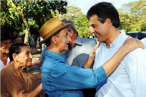 Aprovação de Richa sobe para 71%, diz Gazeta do Povo Governador Beto Richa acompanhado pelo, Prefeito, João Tormena, Secertária de Assistência Social do município, Ana Silvia Tormena, Deputado Teruo Kato e demais autoridades, assina convênio para fabricação e disponibilização de tubos de concreto para execução de obras de controle de erosão em area urbana, execução de pavimentação asfáltica em vias urbanas do município, liberação de recursos para o programa de incentivo a organização de assitência farmacêutica, anúncia entrega de 14 moradias rurais e liberação de recursos para o programa calcário.Nova Aliança do Ivaí, 04/07/2013Foto: Ricardo Almeida / ANPr