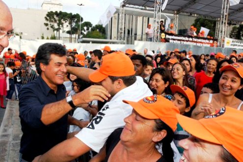 O governador Beto Richa, depois de sancionar o reajuste do novo salario mínimo regional, cumprimenta e tira fotos com os trabalhadores que foram até o Centro Cívico celebrar o 1º de Maio Solidário. Curitiba, 01/05/2013. Foto: Orlando Kissner/ANPr