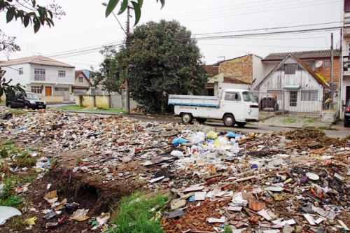 'Montanha de lixo' toma conta da CIC em Curitiba 'Montanha de lixo' toma conta da CIC em Curitiba