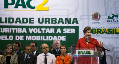 Curitiba aplicará nos próximos anos R$ 5,2 bilhões em obras voltadas para a melhoria do transporte coletivo e da mobilidade. O investimento foi anunciado nesta terça-feira, em Curitiba, (29) pela presidenta Dilma Roussef e pelo prefeito Gustavo Fruet. Foto: Maurilio Cheli/SMCS