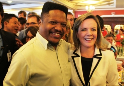 Gleisi recorre aos astros Gleisi recorre aos astros