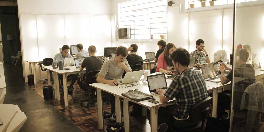 Coworking é alternativa para turistas que precisam trabalhar nos dias da Copa Coworking é alternativa para turistas que precisam trabalhar nos dias da Copa