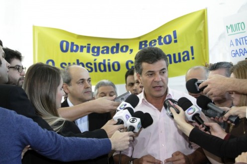 Beto Richa garante subsídio a tarifa do ônibus até dezembro Beto Richa garante subsídio a tarifa do ônibus até dezembro