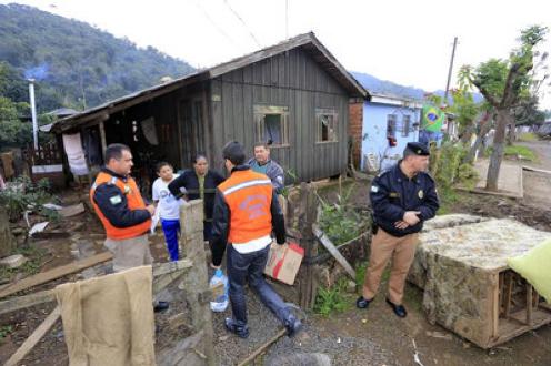 Famílias atingidas pelas enchentes podem receber adiantamento do programa Família Paranaense Famílias atingidas pelas enchentes podem receber adiantamento do programa Família Paranaense
