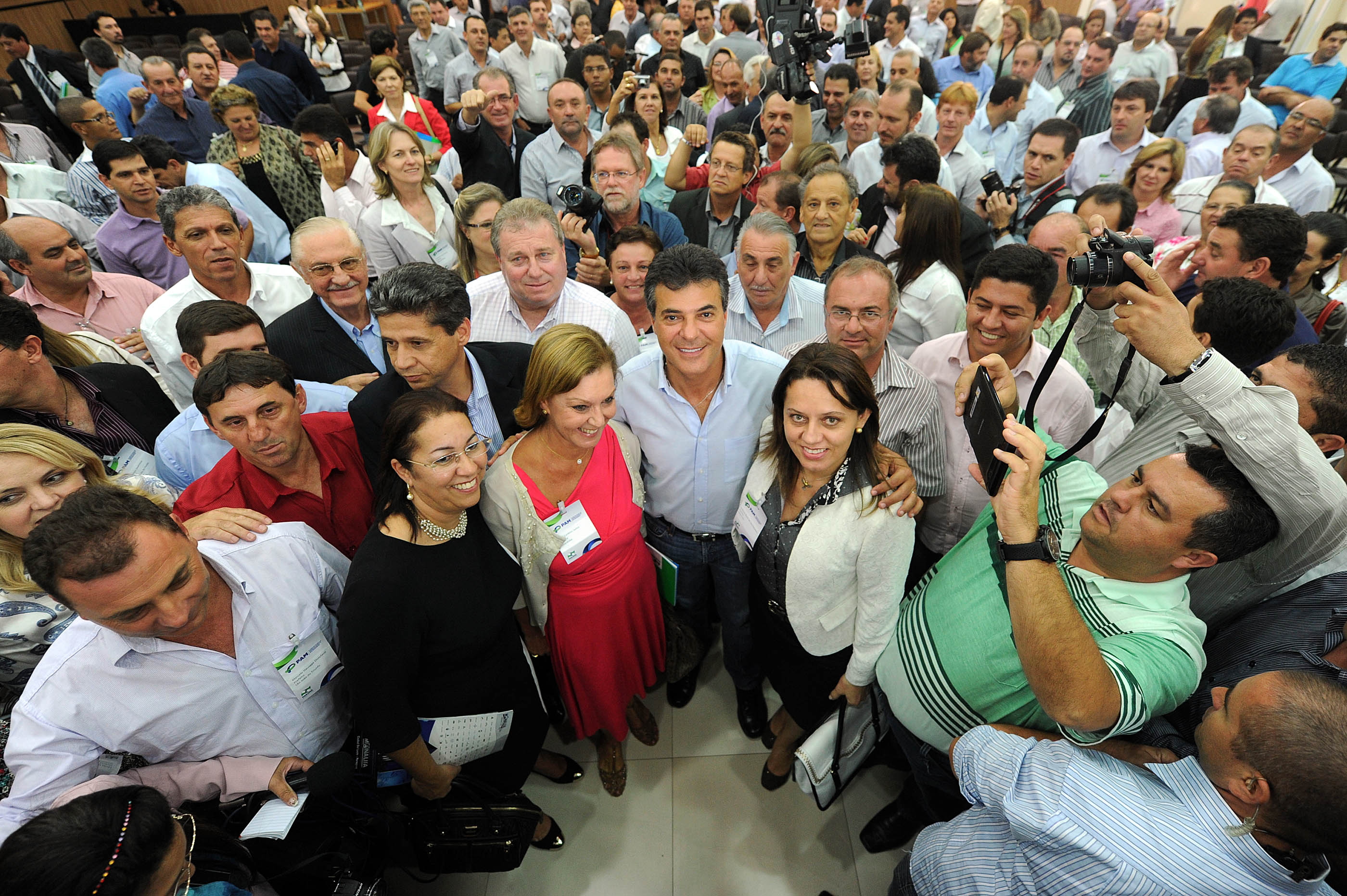 Com Beto Richa, Paraná passa RS e MG e é terceiro em investimentos no País Com Beto Richa, Paraná passa RS e MG e é terceiro em investimentos no País