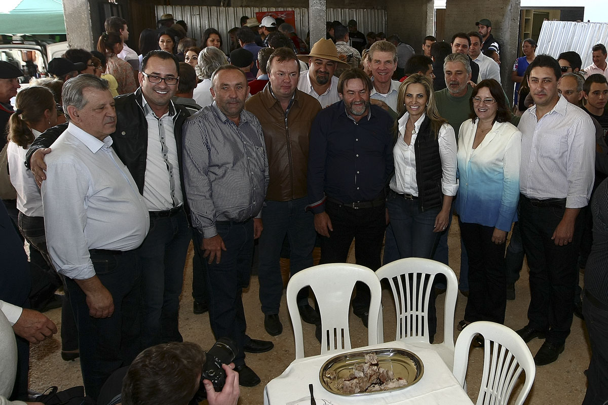 Beto Richa e Cida têm apoio dos prefeitos do Centro Sul Beto Richa e Cida têm apoio dos prefeitos do Centro Sul