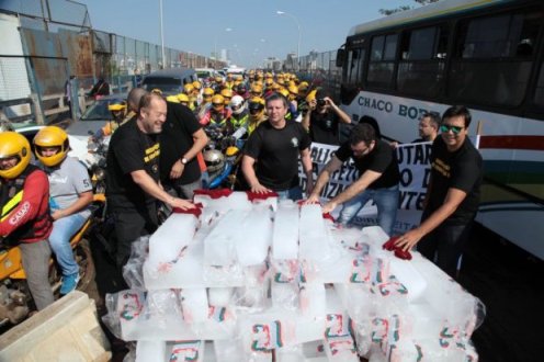 Paredão de gelo bloqueia a fronteira Brasil-Paraguai Paredão de gelo bloqueia a fronteira Brasil-Paraguai