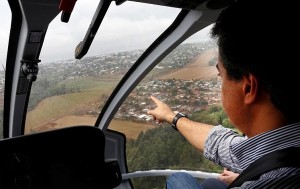 O governador Beto Richa sobrevoa a área atingida pelas chuvas em Corbélia, oeste do Paraná.Corbélia, 22-09-13.Foto: Arnaldo Alvs / ANPr.