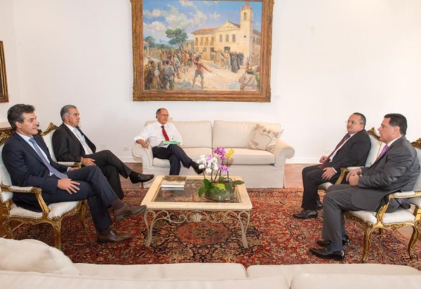 O governador Beto Richa participou nesta terça-feira (22) de um encontro com governadores no Palácio dos Bandeirantes, sede do Governo de São Paulo, para debater as dificuldades das administrações públicas neste momento de crise econômica. Participaram do encontro os governadores de São Paulo, Geraldo Alckmin; do Mato Grosso, Pedro Taques; do Mato Grosso do Sul, Reinaldo Azambuja; e de Goiás, Marconi Perillo. São Paulo, 22/09/2015. Foto Ciete Silvério/A2img