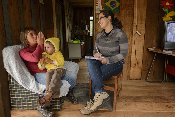Família Paranaense muda a realidade dos que vivem em extrema pobreza. Na foto, Elza Schafer com o filho Vinicius, de 5 anos, conversam com a coordenadora do CRAS, Adelayne de Campos. Turvo, 14/05/2013. Foto: Antonio Costa/ANPr