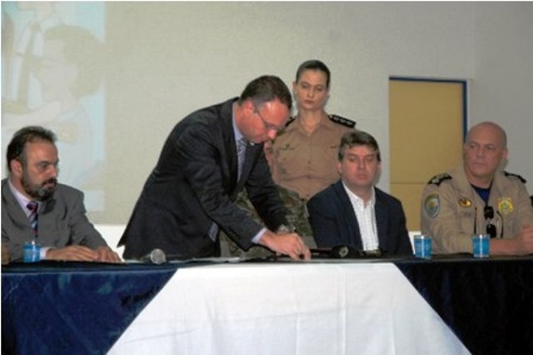 O serviço de inteligência da cidade de Foz do Iguaçu passa a trabalhar de forma integrada e permanente com o Departamento de Inteligência do Estado. O acordo de cooperação foi assinado nesta sexta-feira (30), em Foz do Iguaçu, pelo secretário estadual de Segurança Pública e Administração Penitenciária, Wagner Mesquita, durante a 4ª reunião do Gabinete de Gestão integrada de Fronteira (GGIFron), que teve como objetivo debater e planejar as ações conjuntas para o combate à criminalidade na região de fronteira do Paraná. Foz do Iguaçu, 30/10/2015. Foto:Divulgação