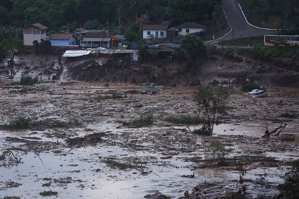 MARIANA, MG, 05.11.2015: BARRAGEM-MG - Uma barragem de contenção de rejeitos da mineradora Samarco Fundão se rompeu na tarde desta quinta-feira (5), no subdistrito de Bento Rodrigues, em Mariana (a 124 km de Belo Horizonte), no interior de Minas Gerais. A lama arrastou carros e caminhões, encobriu quase todas as casas do subdistrito em que fica a barragem e deixou moradores ilhados. (Foto: Hugo Cordeiro/Photograph/Nitro /Folhapress)