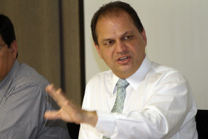 O secretário de Indústria e Comércio Ricardo Barros, reune-se com secretários municipais. Foto: Arnaldo Alves / SECS Curitiba, 24-01-2011