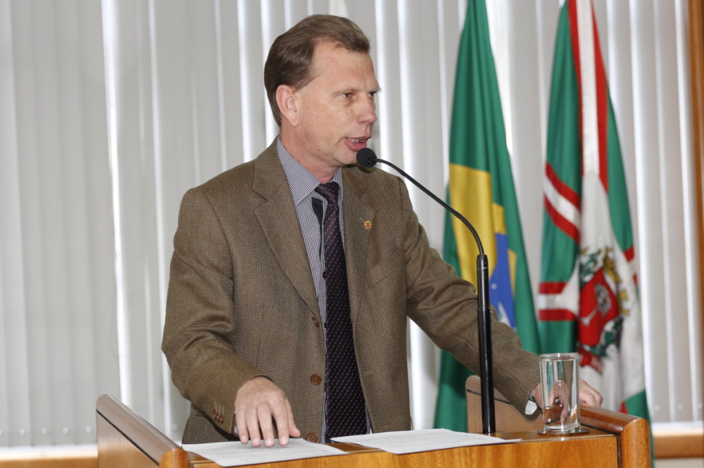 Fuet torra R$ 58,5 milhões no 13º dos servidores e os vereadores querem detalhes do uso do dinheiro pelo prefeito