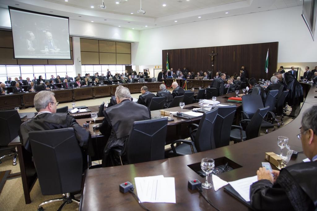 Magistrados entram com dezenas de ações contra jornalistas no PR