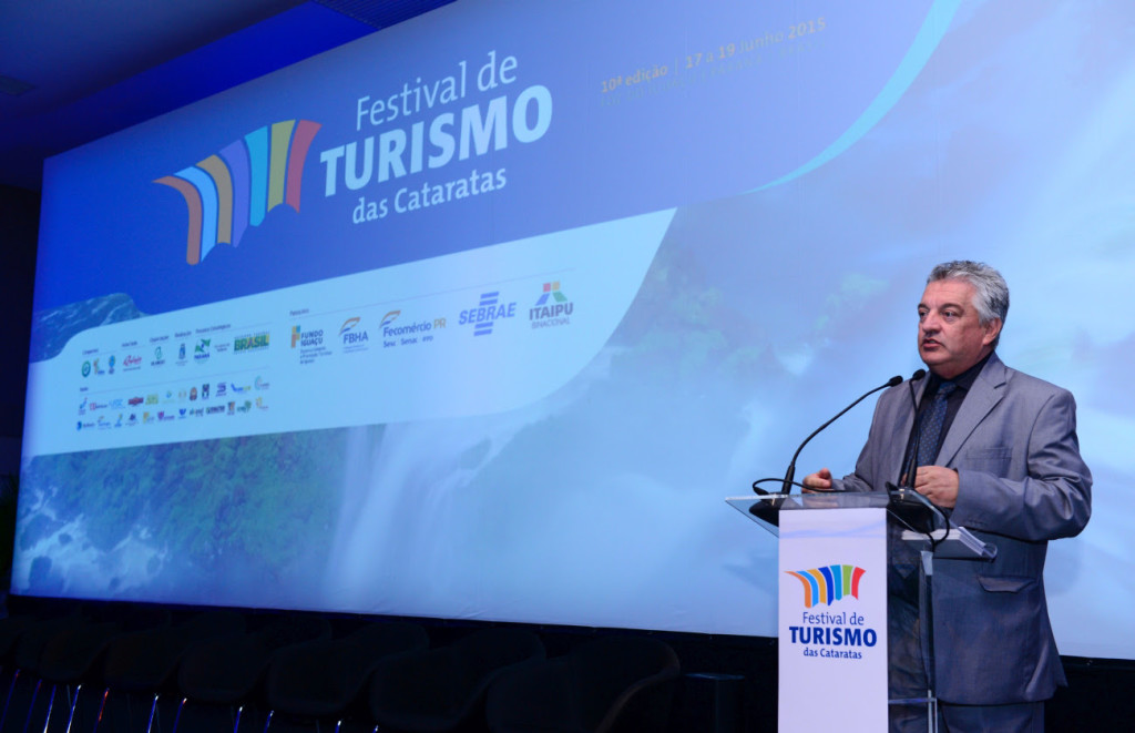 Já o Fórum Internacional do Turismo do Iguassu - conhecido como um dos principais eventos técnico-científicos de turismo no País - registrou recorde no número de trabalhos submetidos e aprovados. Ao todo, foram recebidas 264 produções, volume 36% superior ao apontado em 2015. Em relação aos trabalhos aprovados, o crescimento chegou a 40%.  O Festival de Turismo das Cataratas é focado principalmente na geração de negócios e no fortalecimento e divulgação do turismo no âmbito nacional e internacional, visando o desenvolvimento sustentável. O evento é uma realização da Secretaria Municipal de Turismo, com organização da De Angeli Feiras & Eventos, com o apoio estratégico do Ministério do Turismo, Sebrae, Paraná Turismo e Iguassu Convention & Visitors Bureau, e patrocínio da Itaipu Binacional, Fecomércio Paraná / CNC e Fundo Iguaçu e Copel Telecom.   11º Festival de Turismo das Cataratas  Dias: 15, 16 e 17 de junho de 2016  Local: Rafain Palace Hotel & Convention  Foz do Iguaçu - PR  secretaria@fitcataratas.com