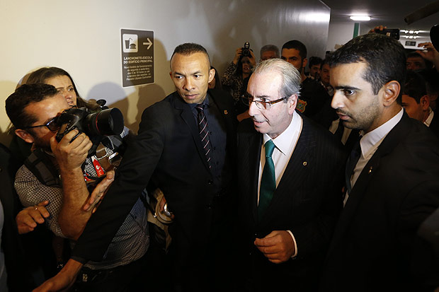 Chorando, Cunha renuncia à presidência da Câmara