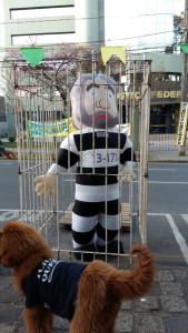 Pixuleco preso em frente a Justiça Federal