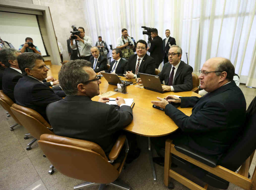 Juros brasileiros vão demorar a cair, mostra BC