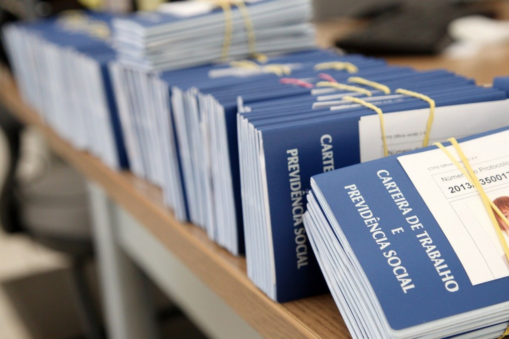 O ministro do Trabalho, Ronaldo Nogueira, afirmou nesta quarta-feira (20) que o governo do presidente interino, Michel Temer, vai enviar ao Congresso até o final do ano três propostas na área trabalhista: uma atualização da CLT, a regulamentação da terceirização e a transformação do PPE (Programa de Proteção ao Emprego) em algo permanente. Sobre a CLT, a ideia é prestigiar a negociação coletiva, com abertura da possibilidade de flexibilização de jornada e salário, e uma simplificação da lei para evitar interpretações diversas. O governo não quer mexer com questões relativas a direitos como parcelamento de férias e do 13º. No caso da terceirização, o ministro disse, durante café da manhã com jornalistas, que a proposta deve incorporar ideias de vários projetos no Congresso, incluindo aquele já aprovado na Câmara no ano passado, mas que não será liberada a terceirização de qualquer atividade, mas somente de alguns serviços especializados. No PPE, será enviado um projeto de lei para torná-lo uma política permanente. Hoje, o PPE tem prazo de adesão até o final de 2016 e acaba em 2017. Antes disso, o ministério quer mudar o programa para aumentar a participação do setor de serviços (só uma empresa dessa área aderiu até agora). Nogueira disse ainda que os dados do Caged de junho devem mostrar uma desaceleração do desemprego, mas ainda serão negativos. Ele prevê que o número de desempregado possa cair ainda neste ano. TERCEIRIZAÇÃO O aumento da terceirização é um tema que, devido ao seu potencial de cortar custos, satisfaz o empresariado, especialmente no setor industrial, que já vinha sinalizando sua demanda desde os primeiros dias do governo interino de Michel Temer. A ideia, porém, descontenta os movimentos sociais, que a consideram um abuso aos direitos trabalhistas. Os movimentos contrários à medida afirmam que a expansão da terceirização só beneficia o empregador e pode desencadear uma redução dos salários dos trabalhadores ou a precarização dos postos de trabalho. Para os defensores do projeto, a legislação carece de uma regulamentação mais detalhada porque o conceito de "atividade-fim" é vago e causa divergências até no Judiciário.