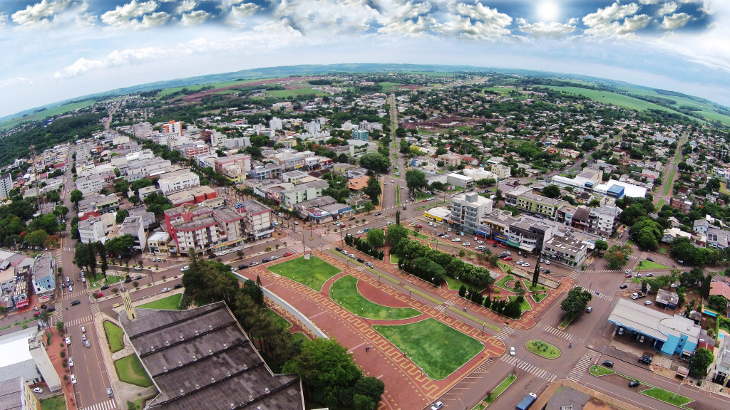 A cidade de Capanema, no Sudoeste, foi a campeã de geração de empregos no primeiro semestre no Paraná, com um saldo positivo de 2.519 vagas, de acordo com o Ministério do Trabalho. O aumento do emprego na cidade é fruto, principalmente, da construção da hidrelétrica Baixo Iguaçu, que tem participação da Copel. Somente na construção civil foram 2.519 vagas no município no primeiro semestre.   Com 18,5 mil habitantes, Capanema é exemplo de como as cidades pequenas vêm contornando a desaceleração econômica e puxando a geração de empregos no Estado. Um levantamento da Secretaria de Justiça e Trabalho com dados do Caged, mostra que das dez cidades que mais geraram vagas nos primeiros seis meses de 2016 no Paraná, nove tem menos de 65 mil habitantes. Apenas Toledo, que aparece na lista, tem mais de 100 mil habitantes.   Depois de Capanema, Medianeira (foto) foi a segunda cidade com maior saldo de 596 vagas, seguido por Toledo (495), Florestópolis, com (467), Marialva (456), Santo Inácio (319), Bocaiúva do Sul ( 308), Cambará (306), Santa Helena ( 273) e Jaguapitã (272).   Setores como construção civil, frigoríficos e sucroalcooleiro puxaram o emprego nesses municípios. Mas há também geração de vagas na área de saúde, laboratórios, indústria de madeira e de vestuário. 