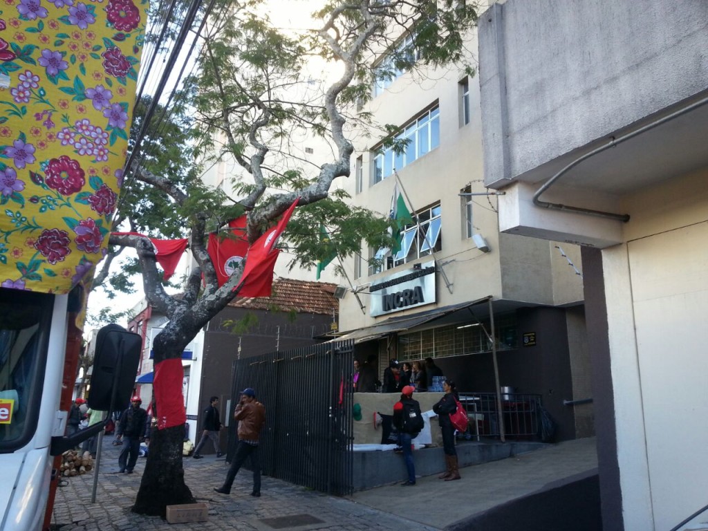 MST ocupa sede do Incra em Curitiba