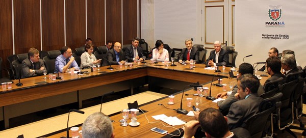 O chefe da Casa Civil do Governo do Paraná, Valdir Rossoni, se reuniu nesta segunda-feira (31) com representantes do Ministério Público do Paraná (MP-PR), da Ordem dos Advogados do Brasil (OAB-PR) e da Defensoria Pública para discutir soluções para as ocupações de escolas da rede estadual. Curitiba, 31/10/2016. Foto: Kleiton Presidente/Casa Civil