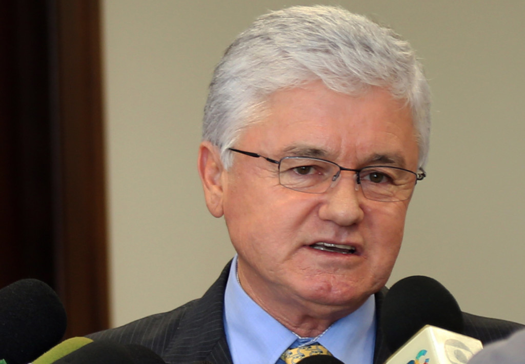 O chefe da Casa Civil Valdir Rossoni confirmou nesta segunda-feira (21) a continuidade das aulas do contraturno nas escolas da rede estadual. No sábado (19), Rossoni conversou com o governador Beto Richa, que determinou a manutenção do programa até o final do ano letivo. “Tudo vai ficar como estava. O governador determinou que a nossa equipe encontre soluções para que não haja interrupção do programa de aulas complementares”, afirmou Rossoni, ressaltando que a atividade amplia o tempo dos estudantes nas escolas. “É mais tempo dedicado à aprendizagem”. O Governo do Paraná oferece 47 mil horas/aula em atividades de contraturno na rede estadual. O programa é aplicado para o aprofundamento da aprendizagem, experimentação e iniciação científica, cultura e arte, esporte e lazer, tecnologia da informação, da comunicação e uso de mídias, meio ambiente, direitos humanos, entre outras. A Secretaria de Estado da Educação está retomando os suprimentos dos profissionais que desenvolvem as atividades no contraturno.