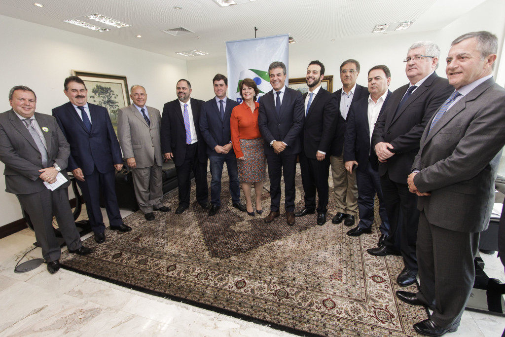 Governador Beto Richa assina ordem de serviço para a duplicação da BR-277 no perímetro urbano de Guarapuava. Presentes, o prefeito de Guarapuava, Cesar Silvestri Filho, o secretário da Infraestrutura e Logística, José Richa Filho, secretário da Justiça Trabalho e Direitos Humanos, Artagão Junior, o presidente da Assembleia Legislativa, deputado Ademar Traiano, os deputados, Cristina Silvestri, Schiavinato, Bernardo Carli e o diretor da Agepar, Cesar Silvestri. Curitiba, 07/11/2016. Foto: Pedro Ribas/ANPr