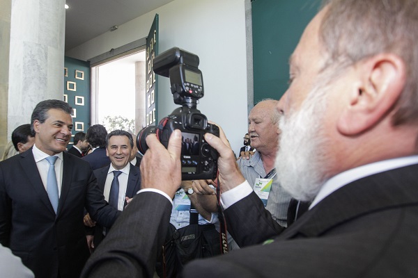 Governador Beto Richa junto com o secretário chefe da Casa Civil, Valdir Rossoni, condecora personalidades de destaque em suas áreas, com a Ordem do Pinheiro. Presentes, a vice-governadora Cida Borghetti, a secretária da Famíilia e Desenvolvimento Social, Fernanda Richa, demais secretários estaduais, deputados e autoridades. Curitiba, 19/12/2016. Foto: Pedro Ribas/ANPr