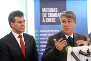 O governador Beto Richa apresentou nesta quinta-feira (3), no Palácio Iguaçu, em Curitiba, uma série de novas ações e, também, medidas já adotadas pelo Governo do Paraná para proteger o Estado contra os efeitos da crise econômica nacional e favorecer a continuidade do desenvolvimento.Curitiba, 03/09/2015.Foto: ANPr