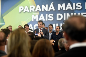 Governador Beto Richa, acompanhado pelo, secretário da fazenda, Mauro Ricardo, secretário de comunicação social, Márcio Villela, persidente da assembléia legislative, deputado Ademar Traiano, secretário chefe da casa civil, deputado Valdir Rossoni, vice-governadora Cida Borghetti, ministro da saúde, Ricardo Barros e demais autoridades, participa da solenidade de assinatura do repasse da cota extra de ICMS para os municípios paranaenses. Curitiba, 16/01/2017 Foto: Ricardo Almeida / ANPr