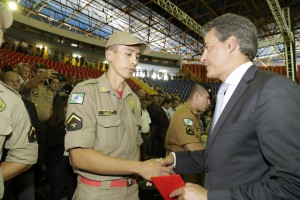 Governador Beto Richa acompanhado pelo secretrio de segurana pblica, Wagner Mesquita e demais autoridades, participa da formatura da turma do curso de formao de soldados PM/BM 2016/2017. Londrina, 10/01/2017 Foto: Jlio Cesar Souza / ANPr