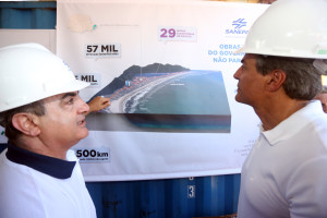o Governador Beto Richa,visita obras com presidente da Sanepar Mounir Chaowiche, lancamneto marco das obras de esgotamneto sanitario de matinhos e Pontal do Parana, e ligacoa de esgoto na residencia da senhora Araci Unfired. Foto Orlando Kissner ANPr, 13/01/2017.