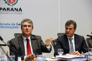 Governador Beto Richa com secretarios Mauro Ricardo Costa (Fazenda) e Eduardo Sciarra (Casa Civil), durante reunião com os presidente de entidades que compõem o G7. Curitiba, 28/05/2015. Foto: Orlando Kissner/ANPr