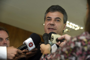 Governador Beto Richa, recebe no gabinete do Palácio Iguaçu os deputados estaduais Hussein Bakri, Alexandre Curi, Luiz Claudio Romanelli e Ademar Traiano, presidente da Fecomércio, Darci Piana, diretor da Aerp, Márcio Vilella, prefeitos, Antonio Luis Szaykowski, Cruz Machado, Clóvis José Gugelmin Distéfano, prefeito interino de São Mateus do Sul, vereadores, representantes de entidades, imprensa e demais autoridades para apoiar a mobilização da unidade produtora de xisto da região. Curitiba, 20/01/2016Foto: Ricardo Almeida / ANPr