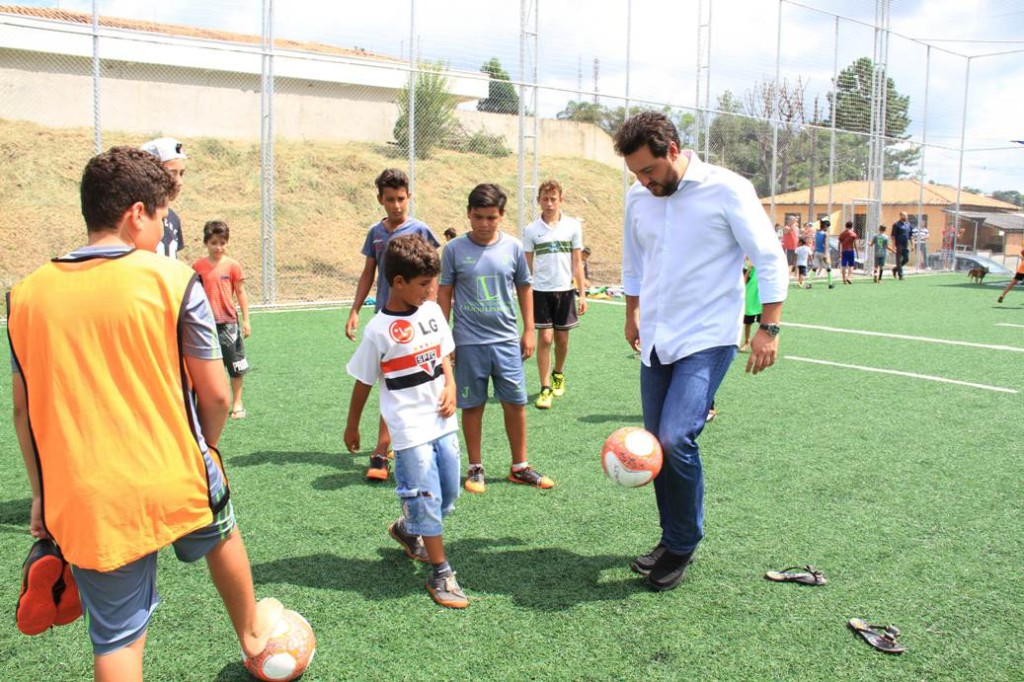 Boca Maldita: Ratinho Junior entrega o primeiro conjunto do programa Meu Campinho